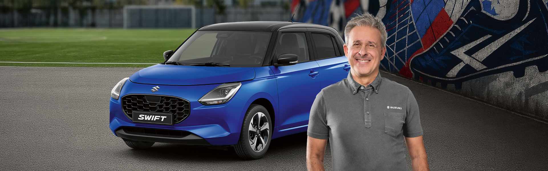 Dunkelgrüner Suzuki e Vitara fährt durch Matsch